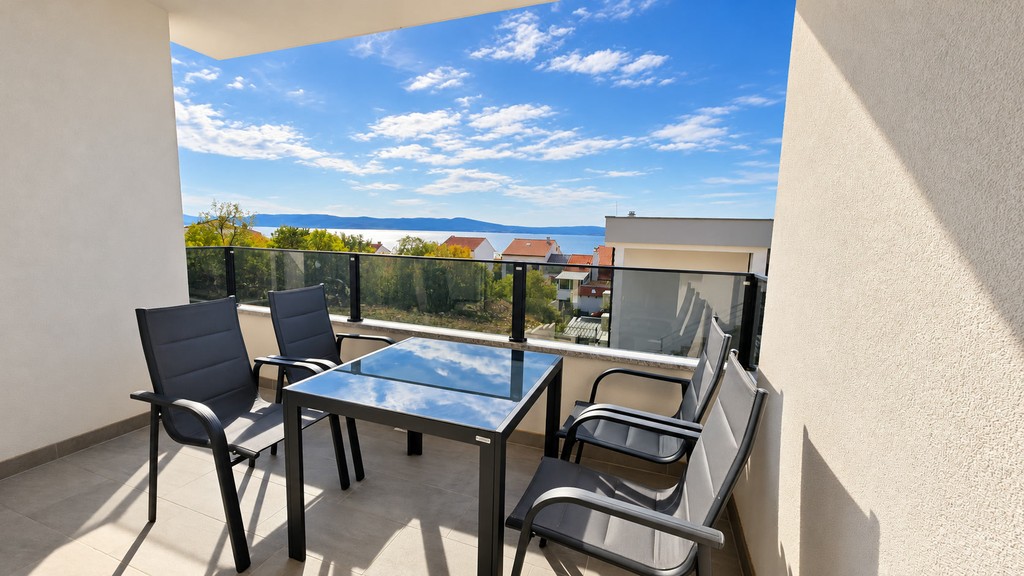 Loggia avec salon de jardin et vue sur la mer
