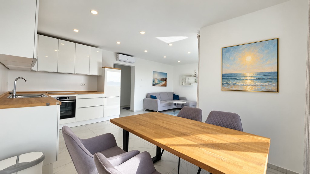 Coin repas avec table en bois et cuisine