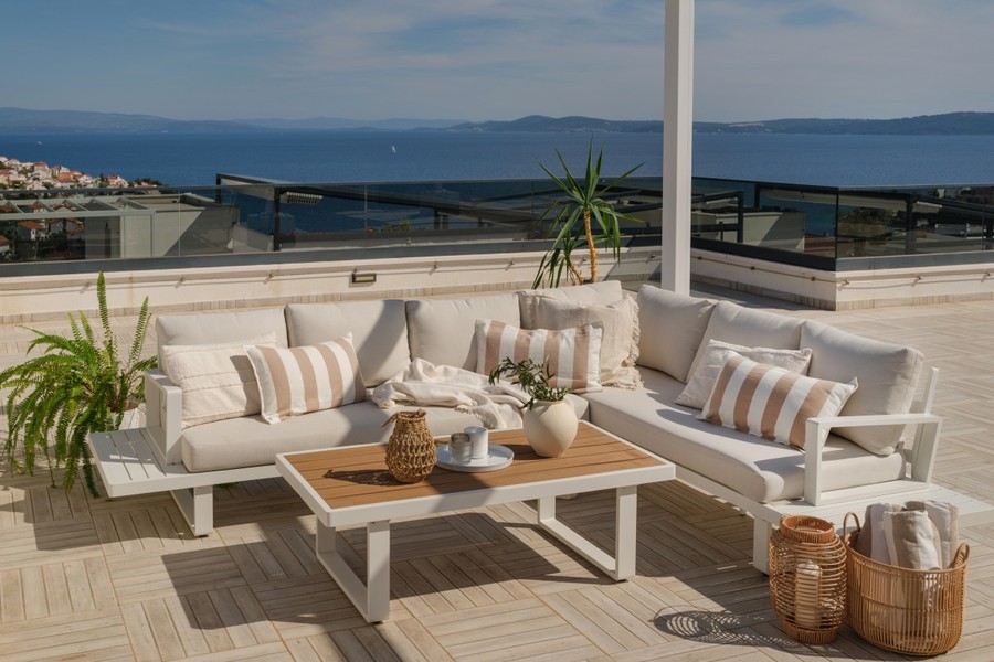 Terrasse sur le toit avec salon d'extérieur et vue sur la mer