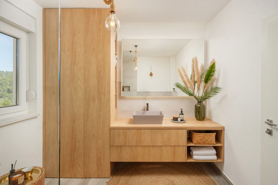 Salle de bain avec lavabo en bois et miroir