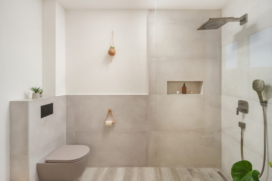 Douche et toilettes avec grands carreaux