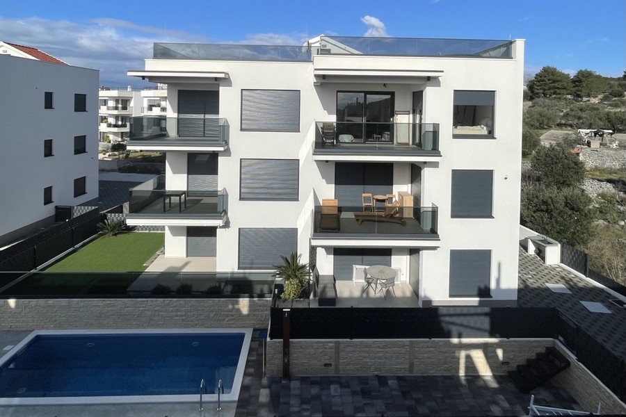 Immeuble résidentiel avec balcons et piscine commune