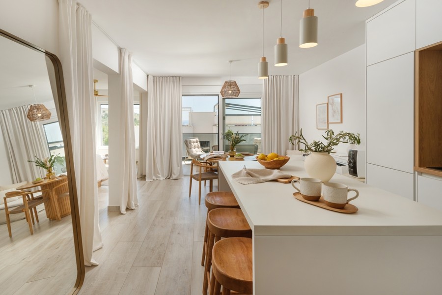Cuisine ouverte avec tabourets de bar et vue sur la terrasse