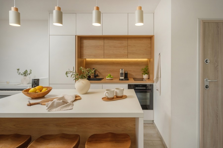 Îlot de cuisine avec meubles blancs et en bois
