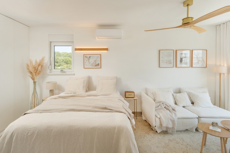 Chambre avec lit double et climatisation