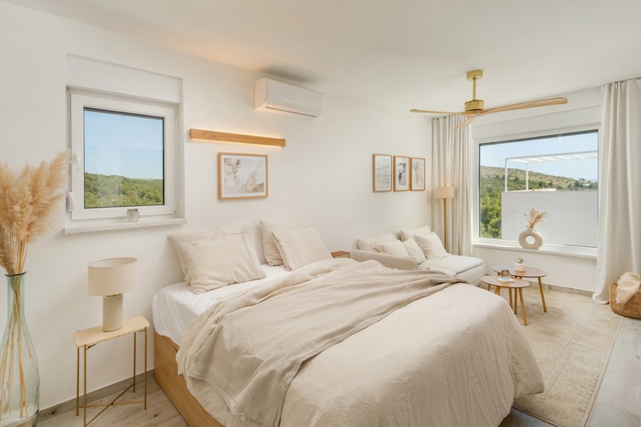 Chambre avec fenêtres dans deux directions