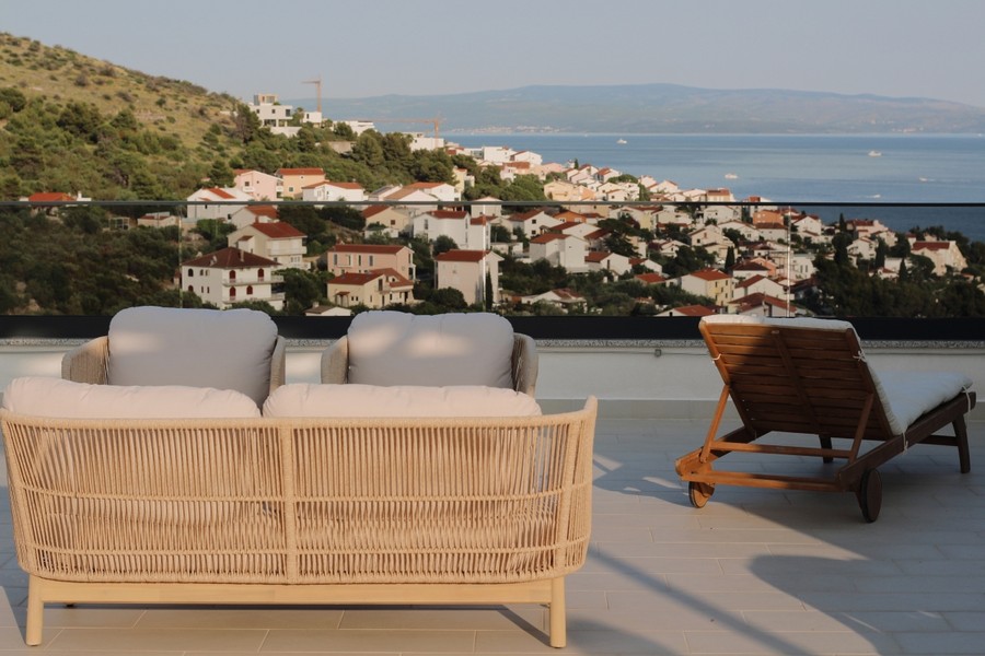 Appartement avec terrasse sur le toit et vue sur la mer à Okrug Gornji, île de Ciovo
