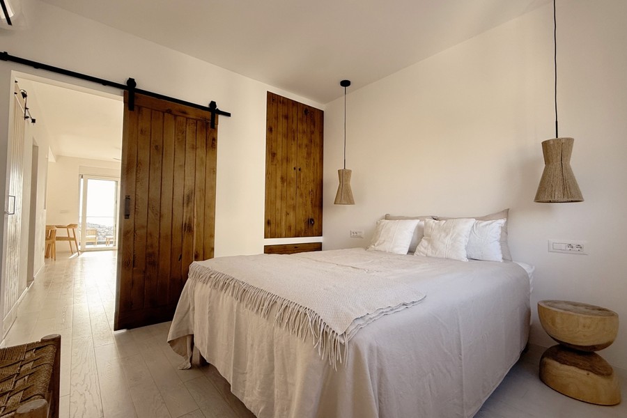 Chambre avec porte coulissante en bois