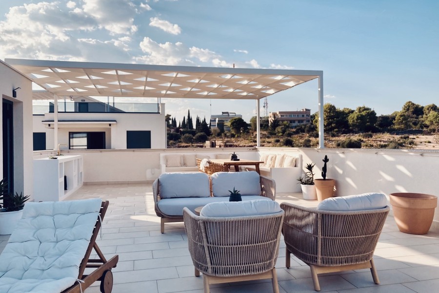 Terrasse sur le toit avec pergola et coin salon