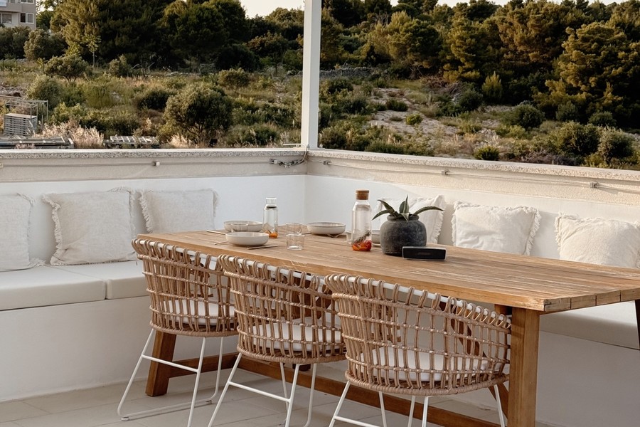 Coin extérieur avec longue table en bois