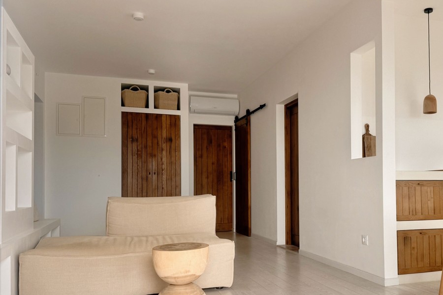 Espace de vie avec portes en bois et climatiseur