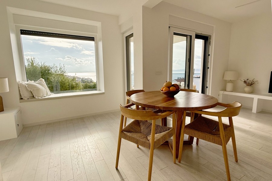 Table à manger près de la fenêtre avec vue sur l'extérieur