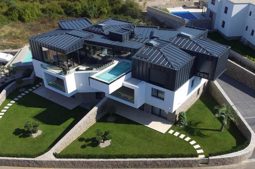 Penthouse sur Krk dans une maison à toit sombre et piscine vue d'en haut