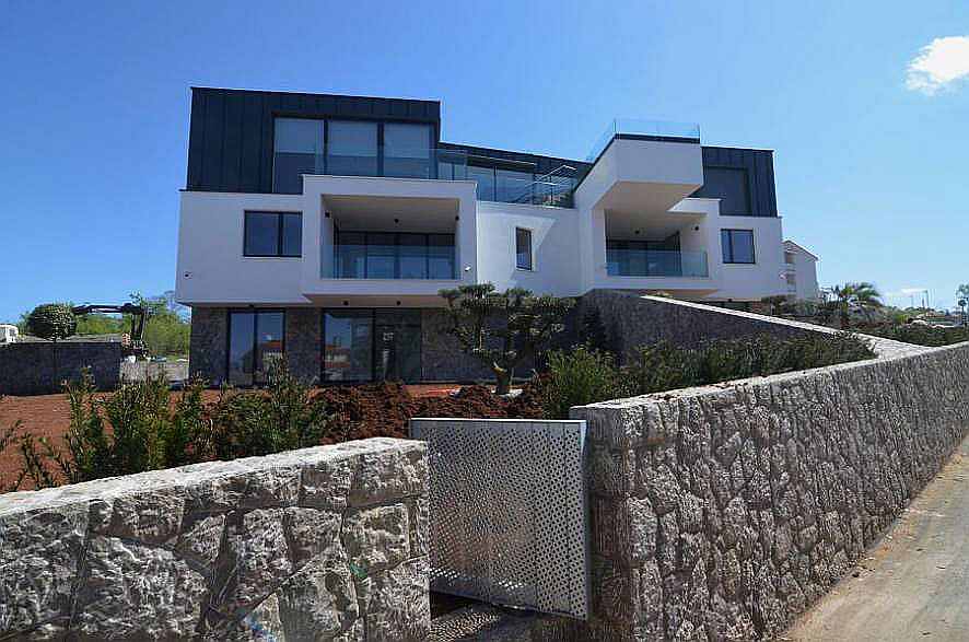 Penthouse avec piscine en Croatie sur l'île de Krk à vendre.