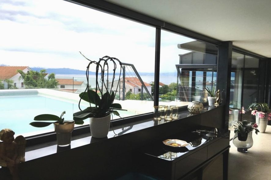 Toit-terrasse avec piscine du bien A824 sur l'île de Krk en Croatie.