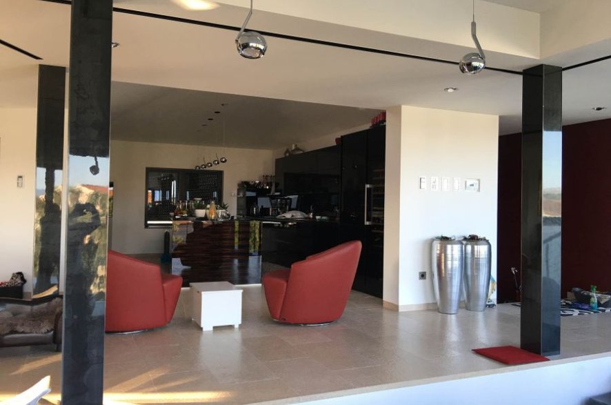 L'appartement est meublé avec soin.
