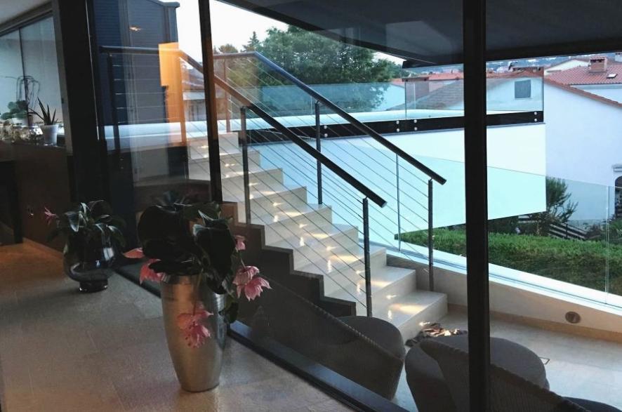 Escalier vers le toit-terrasse.
