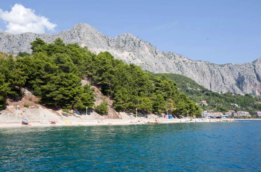 Plage et massif du Biokovo au bord de la mer à Makarska