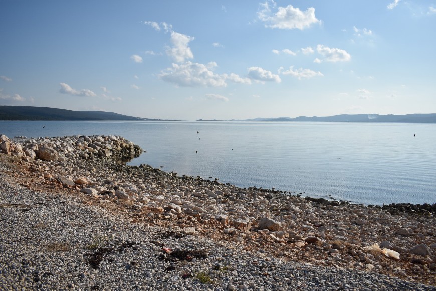 Plage directement au bord du terrain à Sukošan