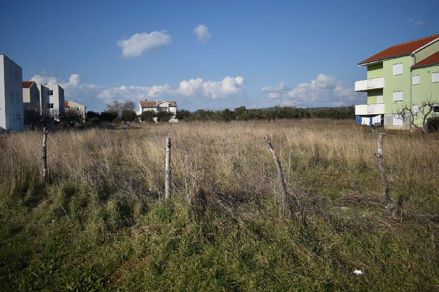 Terrain entre une villa et un immeuble collectif
