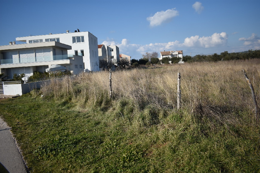 Vue sur le terrain et la villa voisine