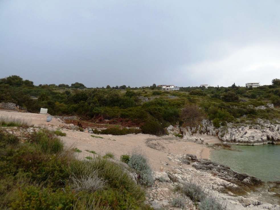 La plage du terrain en bord de mer près de Rogoznica, qui est à vendre. Biens en bord de mer - Panorama Scouting