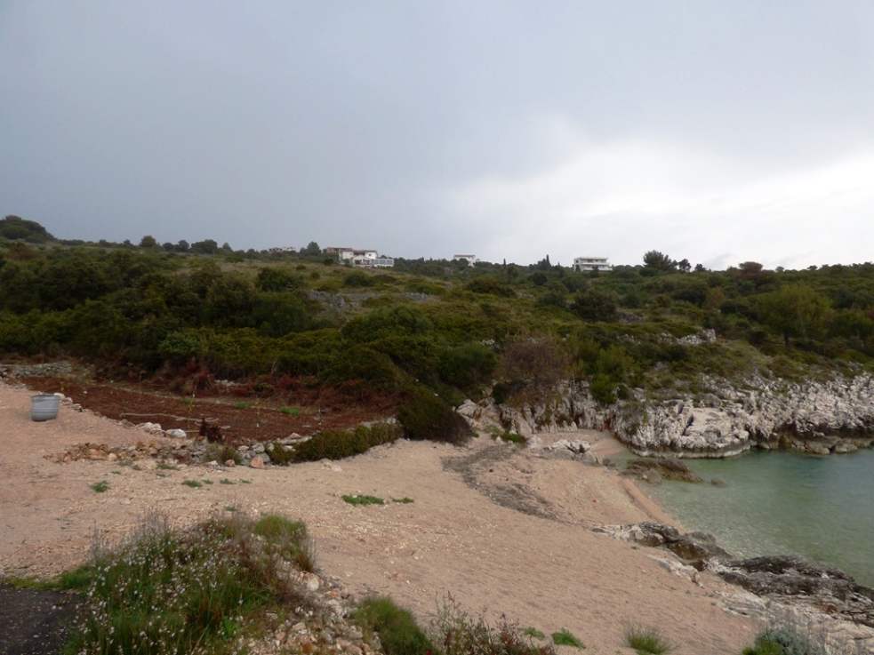 La plage du terrain constructible en bord de mer près de Rogoznica