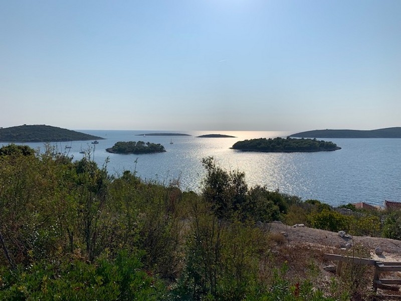Eau cristalline et plages peu fréquentées dans le petit village du terrain constructible