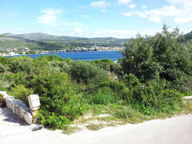 La vue sur la mer depuis le terrain constructible à vendre à Rogoznica.
