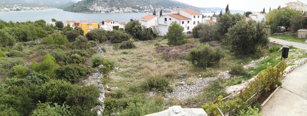 Le terrain constructible à proximité de la mer près de Rogoznica