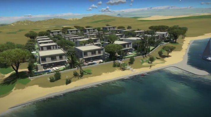 Visualisation de la rangée de maisons derrière la plage de sable