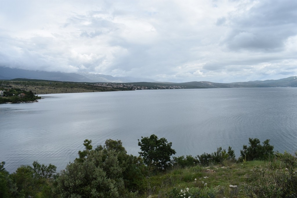 Vaste baie avec village sur la rive d'en face