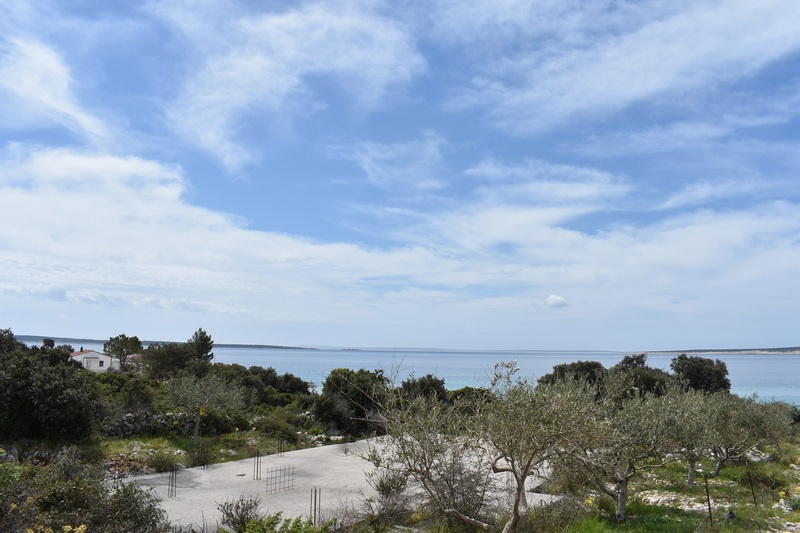 Surface en béton sur le terrain avec vue mer au-dessus des oliviers