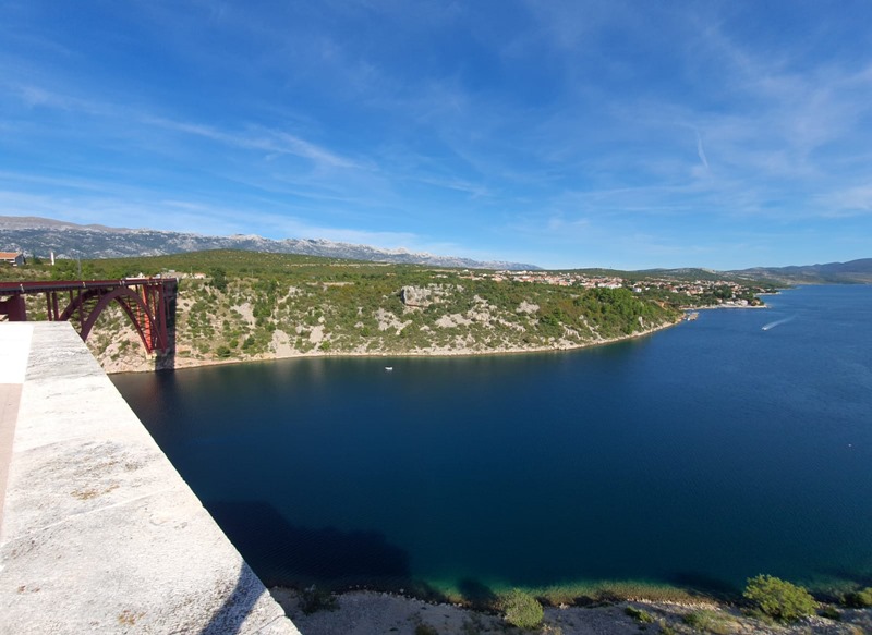 Vue depuis la hauteur sur la baie de Maslenica avec le pont