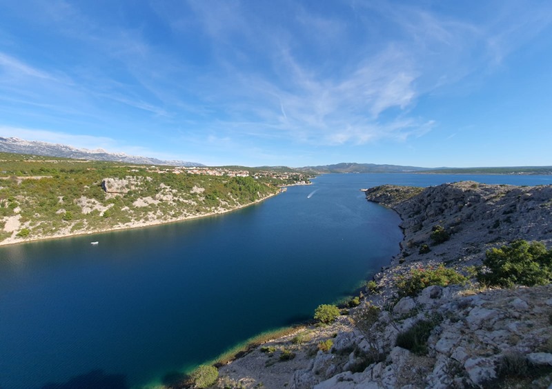 Terrain constructible en bord de mer en Croatie.