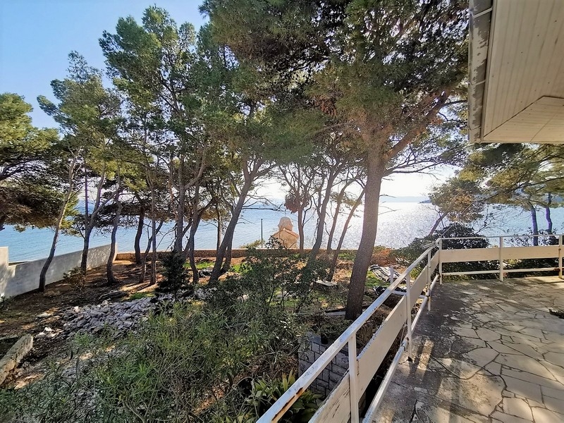 Terrain calme en première ligne face à la mer en Croatie sur l'île de Brac.