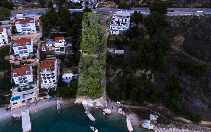 Grand terrain constructible directement au bord de la mer