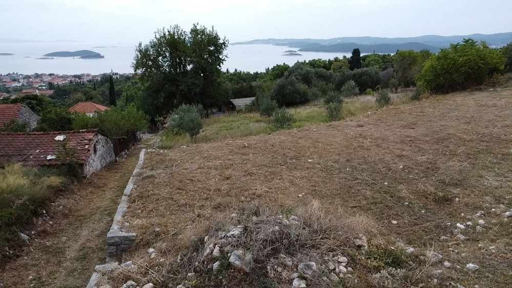 Terrain au milieu de la nature de Peljesac