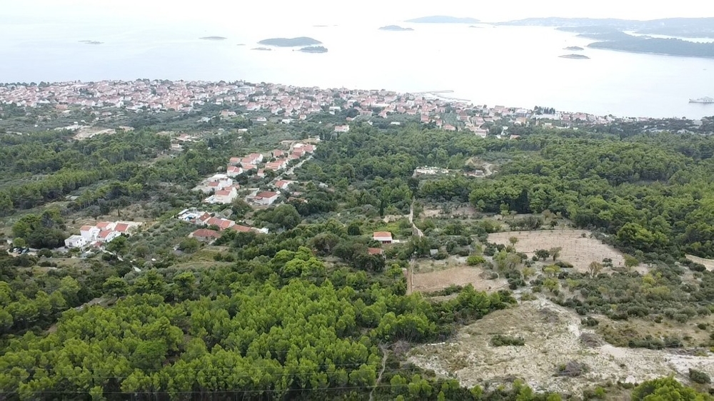 Vue aérienne sur la pinède et le village jusqu'aux îles