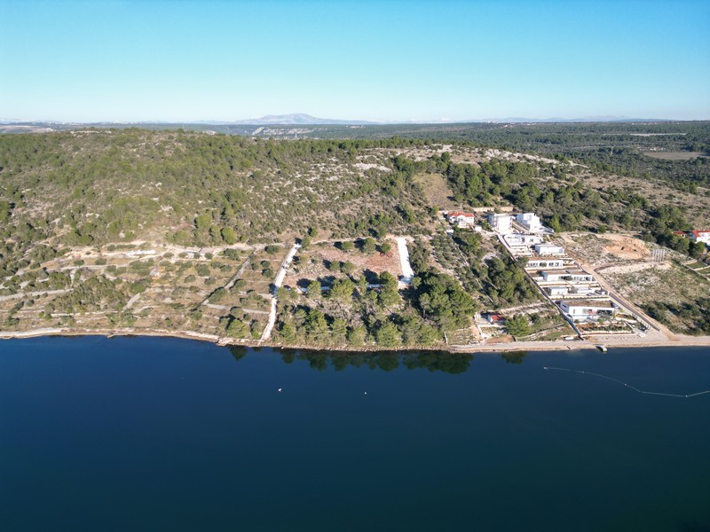 Biens immobiliers Dalmatie - terrain constructible directement en bord de mer dans la région de Sibenik.