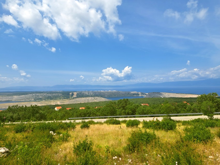 Vaste vue depuis la prairie sur la baie jusqu'au pont
