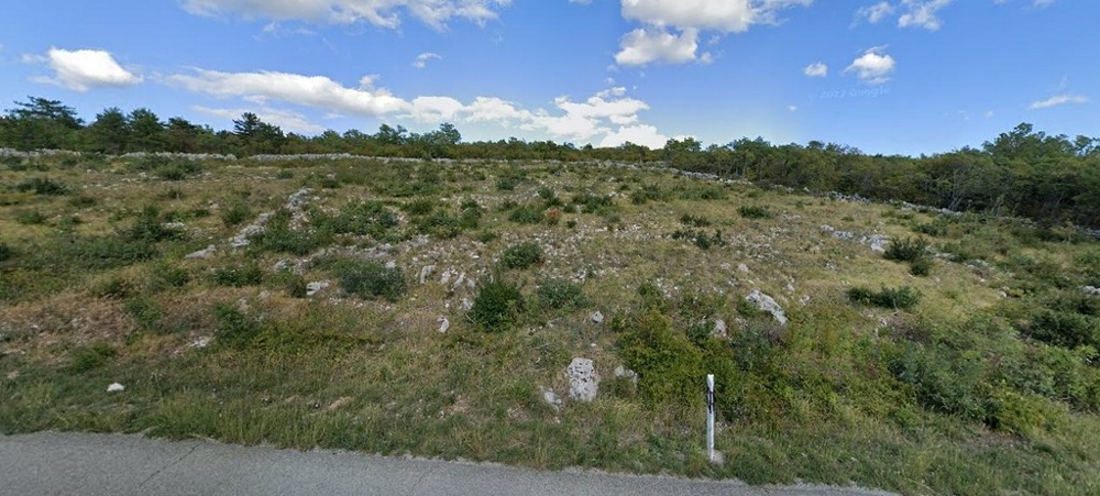 Prairie karstique avec blocs de rocher au bord de la route
