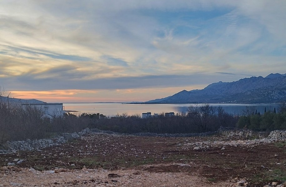 Rougeoiement du soir sur la baie avec le Velebit derrière