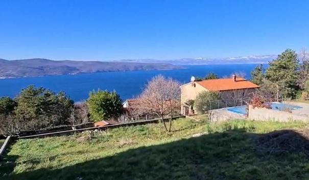 Terrain constructible à vendre sur la côte est de l'Istrie.