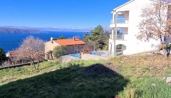 Prairie à côté de la maison avec vue sur la baie