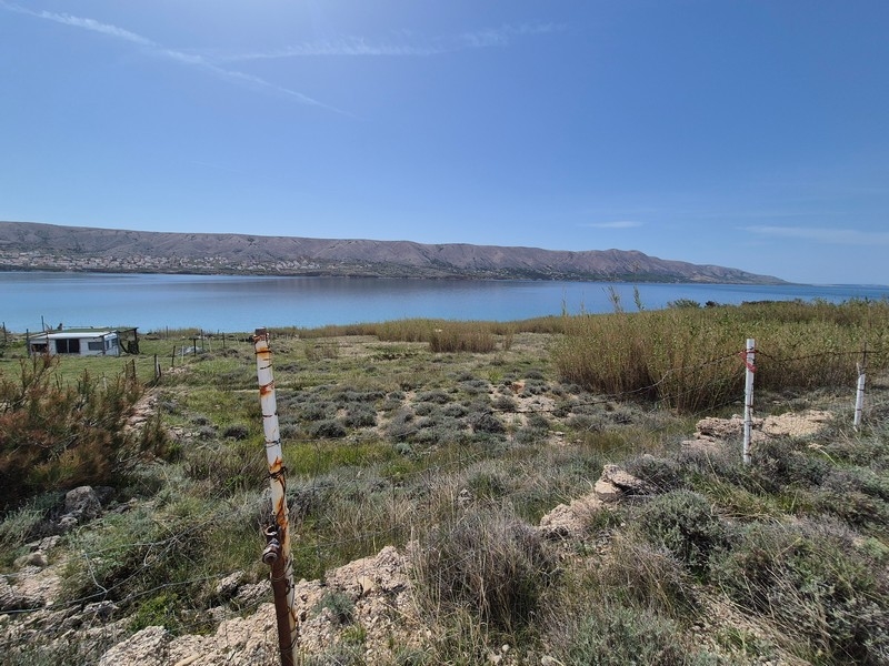 Terrain constructible touristique en Croatie sur l'île de Pag à vendre.