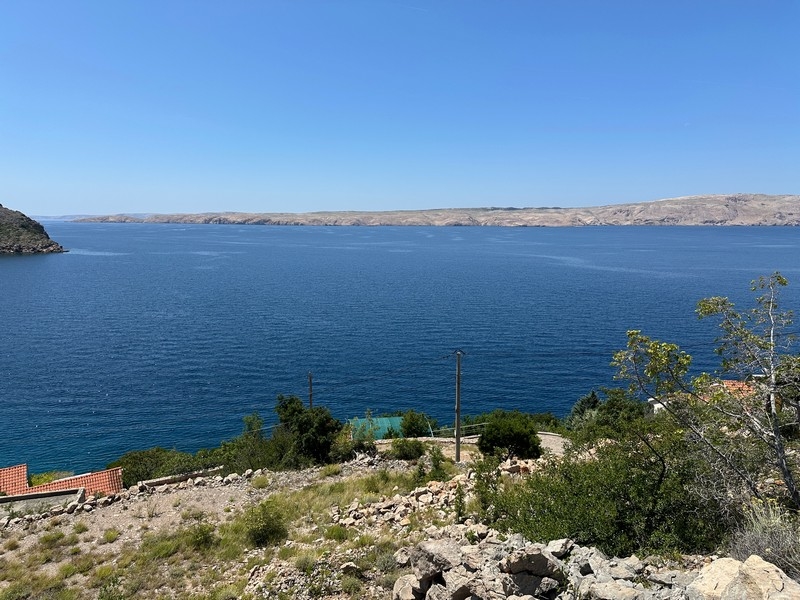 Vue du versant par-dessus le détroit sur l'île aride
