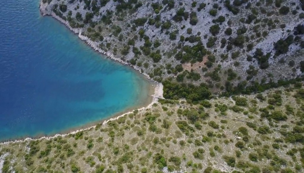 Terrain constructible pieds dans l'eau à vendre en Croatie - île de Zut.