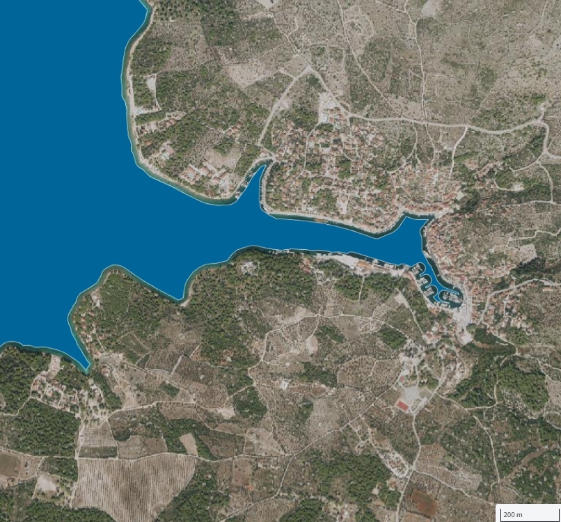 Carte satellite de la baie avec le village et les champs environnants