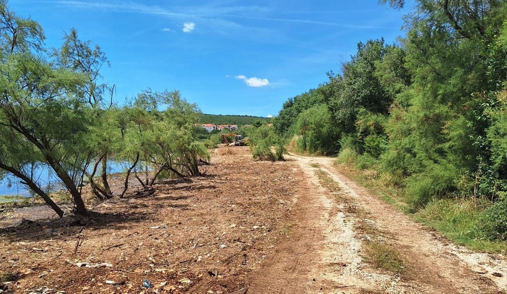Terrain constructible en première ligne de mer à vendre en Croatie.